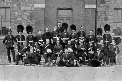 Un grupo de inspección de oficiales de la 1ª Guardia Escocesa, 1896 de Robinson and Sons