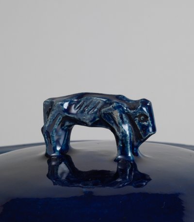 Sopera cubierta azul con asa en forma de bisonte o león chino de Roger Eliot Fry