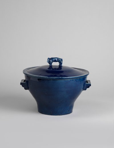 Sopera cubierta esmaltada en azul con asa en forma de bisonte o león chino, c.1915 de Roger Eliot Fry