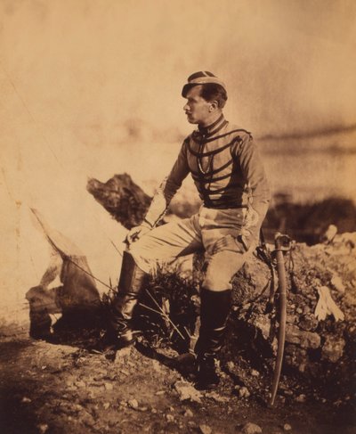 Capitán Thomas, ayudante de campo del general Pierre Bosquet, retrato sentado de cuerpo entero en uniforme con espada, Guerra de Crimea, Crimea, Ucrania de Roger Fenton