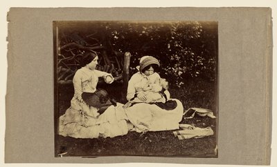 [Niño dormido con dos mujeres sentadas sobre la hierba] de Roger Fenton