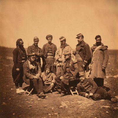 General francés Cisse y grupo de Oficiales y Soldados, Retrato en varios estilos de uniformes; un Zuavo está a la izquierda, Guerra de Crimea, Crimea, Ucrania de Roger Fenton