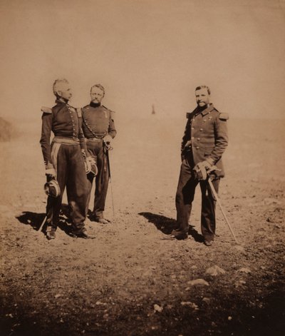 Generales franceses Labousiniere y Beuret de pie con un tercer oficial, Guerra de Crimea, Crimea, Ucrania de Roger Fenton