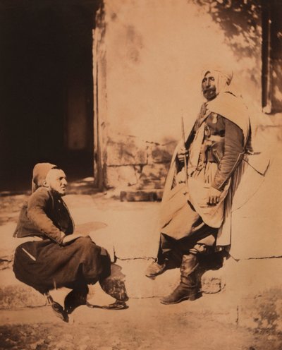 Retrato de cuerpo entero de un zuavo sentado y un oficial spahi de pie, Retrato, Guerra de Crimea, Crimea, Ucrania de Roger Fenton