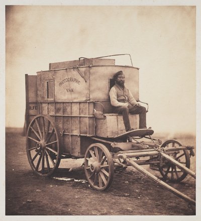El carruaje del fotógrafo con Marcus Sparling en Crimea de Roger Fenton