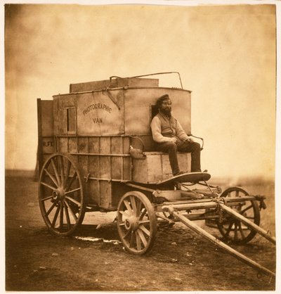 La furgoneta de los fotógrafos con Marcus Sparling en Crimea, 1855 de Roger Fenton