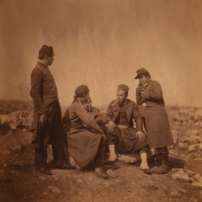 Dos soldados franceses de pie junto a tres soldados Zouave sentados y fumando, Guerra de Crimea, Crimea, Ucrania de Roger Fenton