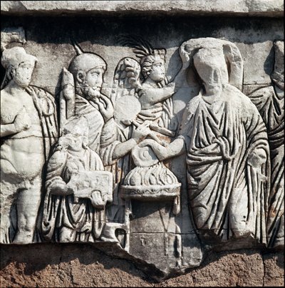 Un decennalia de la tetrarquía, representando a un tetrarca coronado por una Victoria haciendo una libación al dios Marte - Bajorrelieve dedicado al general y político Estilicón (Flavio Estilicón o Stiliccho, 360-408), basado en una columna honoraria, Foro de Roman