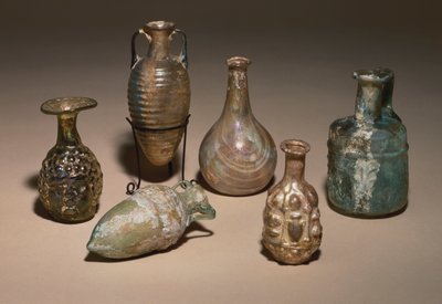 Grupo de frascos de cosméticos romanos delicados de vidrio soplado y moldeado, siglo I d.C. de Roman