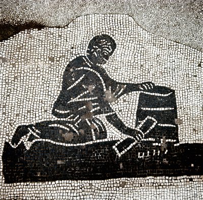 Un trabajador llenando un celemín de Roman