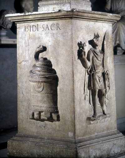 Altar dedicado a Isis. Izquierda: piedra mística con serpiente y derecha: Anubis-Hermes. Las palabras "Iside Sacr" están grabadas en la serpiente. Siglo II. Musei Capitolini, Roma. de Roman