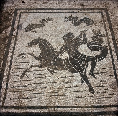 Ostia Antigua. Plaza de las Corporaciones. Mosaico de la Corporación de Navegantes de Sabratha. Una ninfa y un caballo marino de Roman