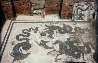 Ostia antigua. Plaza de las Corporaciones. Mosaico de la Corporación de los Navegantes de Sabratha. Baños de Neptuno. de Roman