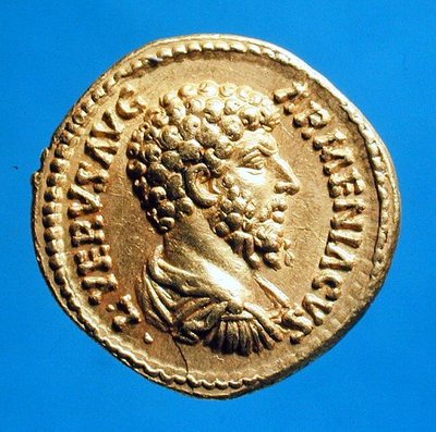 Aureus (anverso) con el busto de Lucius Verus (AD 161-AD 169) vestido y cuirassado. Inscripción: L VERVS AVG ARMENIACVS de Roman