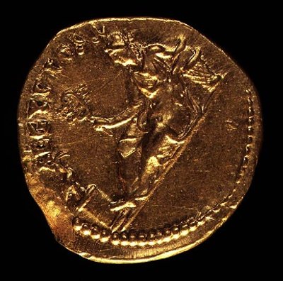 Aureus (reverso) acuñado por Adriano (AD 117-AD 138) que representa a AEGYPTOS (Egipto) reclinada a la izquierda. Inscripción: AEGYPTOS de Roman