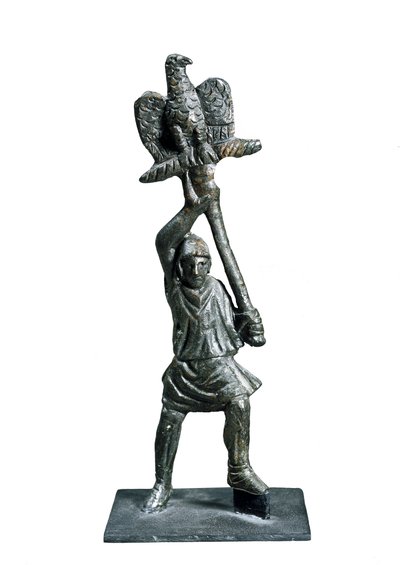 Estatuilla de bronce que representa un abanderado, de Alba Fucens de Roman