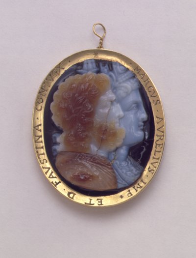 Camafeo, con imágenes de Serapis e Isis, en marco de oro del siglo XVI con los nombres de Marco Antonino y su esposa Faustina de Roman