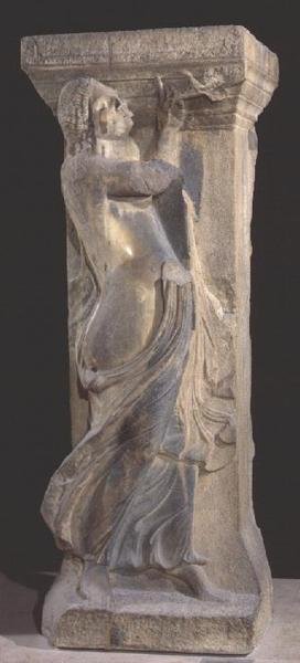 Pilar de piedra decorado con una bacante tocando una doble flauta, copia de un original helenístico de Tesalónica de Roman