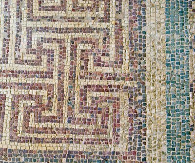 Detalle de azulejos geométricos de Roman