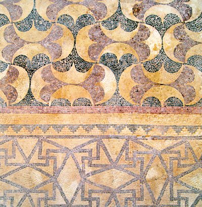 Detalle de azulejos geométricos de Roman