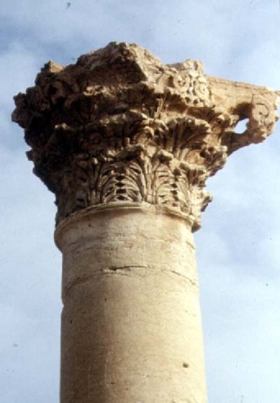 Detalle de una columna y capitel corintio, romano, siglo II de Roman