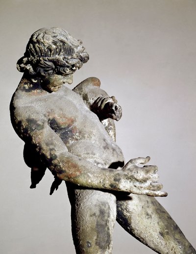 Detalle de un fauno (escultura de bronce) de Roman