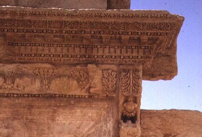 (detalle) de un entablamento decorado con bustos de retratos, romano, siglo II de Roman