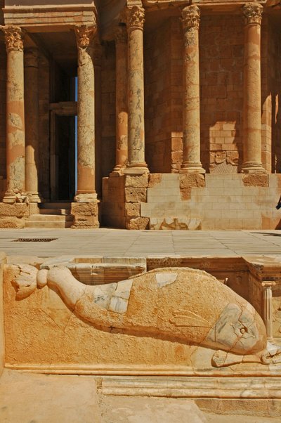 Escultura de delfín frente al escenario, Sabratha, Libia, c.190 d.C. de Roman