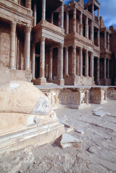 Delfines, decoración en proscenio, teatro romano, Sabratha (Lista del Patrimonio Mundial de la UNESCO) de Roman