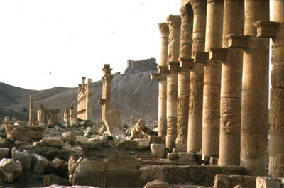Parte más antigua de la calle columnada que forma el eje principal de la ciudad, conduciendo a un templo funerario y Qalaat Ibn Maan, un castillo árabe del siglo XVII, construido en la primera mitad del siglo II de Roman