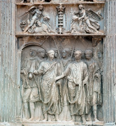 El emperador Trajano (53-120) va al foro a su regreso de Germania en el 99 d.C. por el Praefectus Urbis, prefecto de Roma. Bajorrelieve. Benevento, Arco de Trajano de Roman