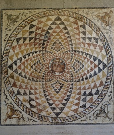 Mosaico geométrico con Dioniso en el centro descubierto en la villa romana de Corinto, Grecia, Civilización romana, segunda mitad del siglo II-principios del III d.C. (mosaico) de Roman