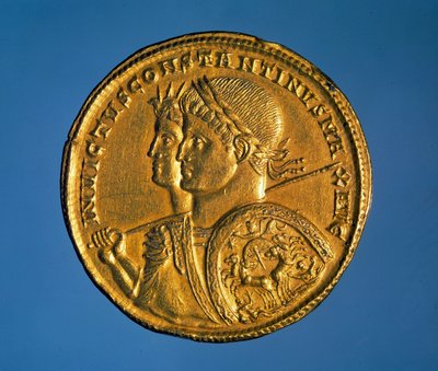 Moneda de oro sólido con la efigie del emperador Constantino I el Grande (280-337) de Roman