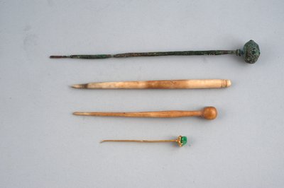 Horquillas (bronce, hueso, oro y esmeralda) de Roman