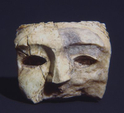 Máscara humana, de la tumba de Bernardini di Palestrina de Roman