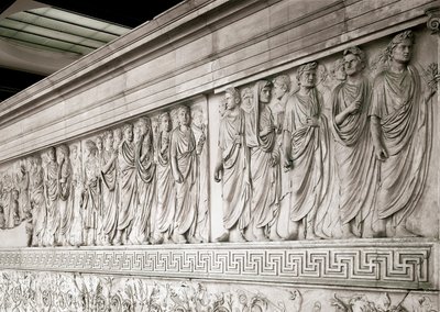 Cortejo Imperial del Emperador Augusto - Bajo relieve norte de mármol del Ara Pacis Augustae, edificado por el Emperador Romano Augusto entre 13 y 9 a.C. en el Campo de Marte en Roma para conmemorar la paz tras las guerras del imperio de Roman