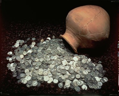 Jarra que contenía un tesoro de monedas de plata romanas, de Falkirk, mediados del siglo III d.C. de Roman