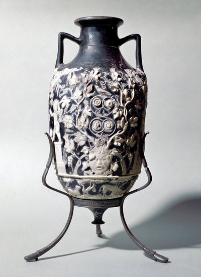 Pequeña ánfora llamada vaso azul mostrando una escena dionisíaca de Roman