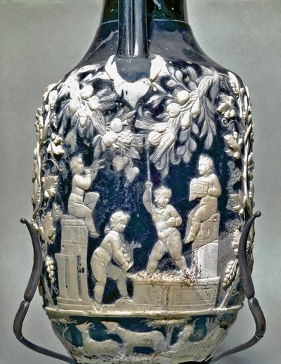 Pequeña ánfora llamada vaso azul mostrando a Eros cosechando uvas de Roman