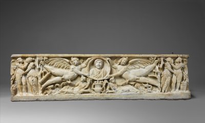 Sarcófago de mármol con erotes voladores sosteniendo un retrato de clípeo, c.190-200 d.C. de Roman