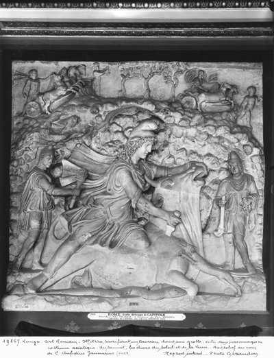 Mitra sacrificando al toro en una gruta entre dos personajes con traje asiático, siglo II-III (mármol) de Roman