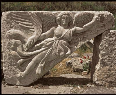 Nike. Bajo relieve del ala del siglo II de Roman