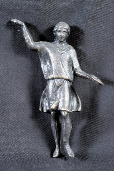 Estatuilla de ofrenda en bronce, col. privada, siglo II. Presumiblemente por los peregrinos en el templo de Marte. de Roman