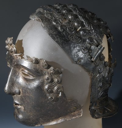 Casco de desfile y máscara facial, del sitio romano en Newstead, Melrose, finales del siglo I d.C. (hierro) de Roman
