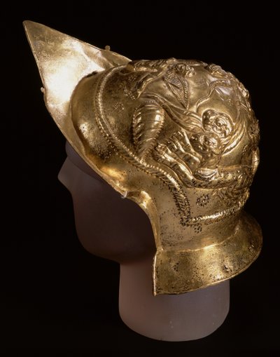Casco de desfile, que representa a cupidos en una carrera de carros, del sitio romano en Newstead, Melrose, finales del siglo I AD de Roman