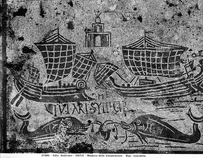 Detalle del pavimento del Piazzale dell Corporazioni que representa una escena náutica (mosaico) de Roman
