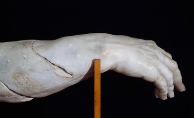 Mano derecha de Polifemo, fragmento del Grupo de Polifemo, o Ulises cegando a Polifemo, escultura de mármol de Agesandro, Atenodoro y Polidoro, copia del original del período helenístico, civilización romana de Roman