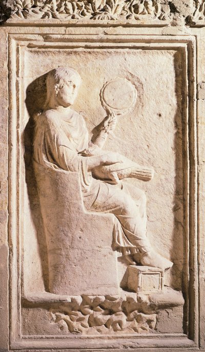 Relieve que representa a una dama romana con espejo de Roman