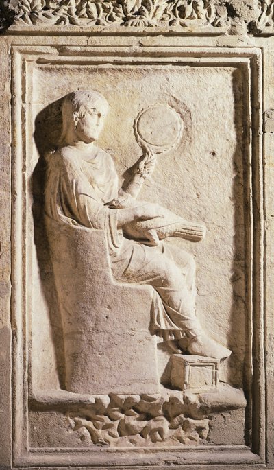Relieve que representa a una dama romana con un espejo de Roman
