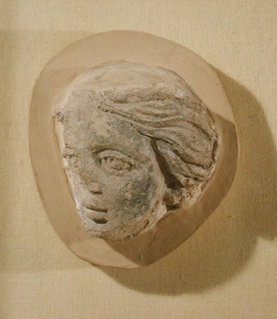 Relieve que representa la cabeza de una mujer, de Túnez de Roman